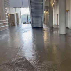 Bygning med glittet betongulv i Rødding udført af SJ Betongulve