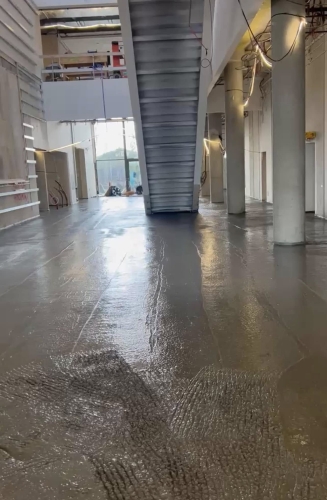 Bygning med glittet betongulv i Rødding udført af SJ Betongulve